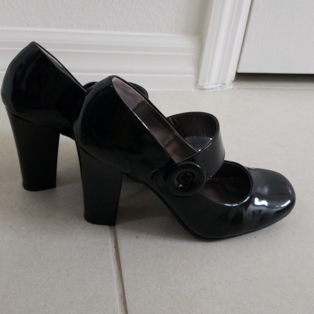 Shoes - Picture 2 of 4